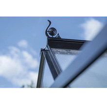 Detailansicht eines Gewächshauses mit dekorativer Spitze und transparenten Paneelen