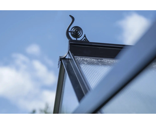 Detailansicht eines Gewächshauses mit dekorativer Spitze und transparenten Paneelen