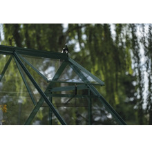 Detailansicht eines Gewächshauses mit geöffnetem Fenster zur Belüftung