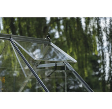 Detailaufnahme eines Gewächshauses mit geöffnetem Fenster zur Belüftung.