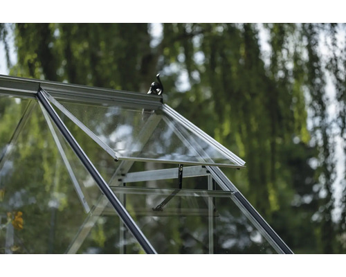 Detailansicht eines Gewächshauses mit geöffnetem Fenster zur Belüftung