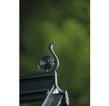 Detailansicht einer Dachverzierung aus Metall mit dekorativem Spiralmuster