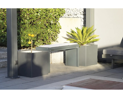 Gartenmöbel-Szene mit Bank und Pflanzenkübeln