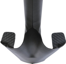 Detailaufnahme eines schwarzen Spatens mit Tritt