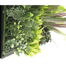 Künstliche Pflanzenwand mit verschiedenen grünen Pflanzen