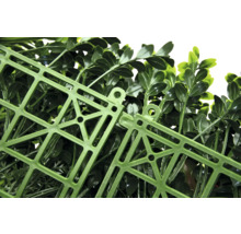 Detailansicht einer künstlichen Pflanzenmatte mit Kunststoffgitterstruktur