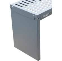 Gros plan d'une table de jardin grise en métal avec un plateau de table perforé de la marque Geiger.