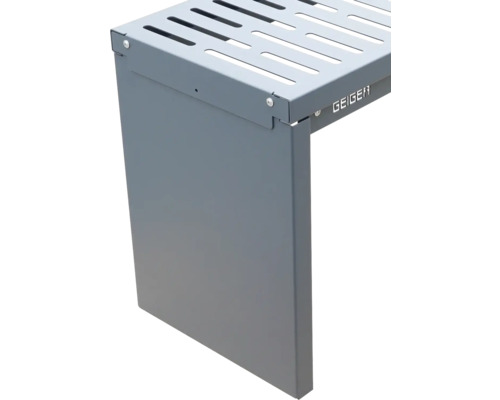 Gros plan d'une table de jardin grise en métal avec un plateau de table perforé de la marque Geiger.