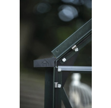 Detailaufnahme eines Gewächshauses mit Metallelementen und einem Logo in Form eines Hauses.