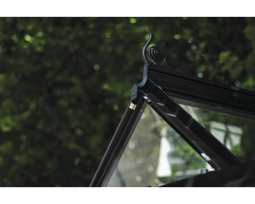 Detailansicht eines Gewächshauses mit dekorativem Giebelaufsatz