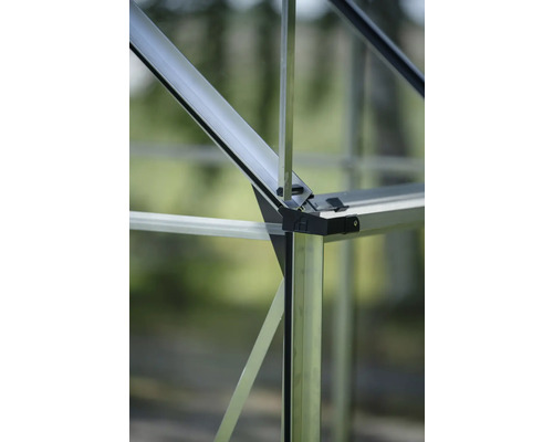 Detailansicht eines Gewächshausrahmens aus Metall.
