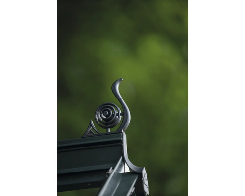 Verzierung aus Metall mit floralem Design auf einem Dach