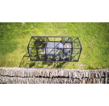 Vue de dessus d'une serre sur une pelouse