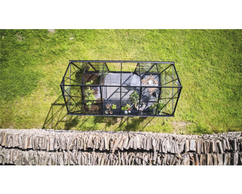 Vue de dessus d'une serre sur une pelouse