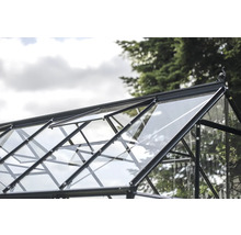 Vue détaillée du toit d'une serre avec fenêtres en verre