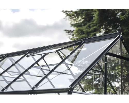 Vue détaillée du toit d'une serre avec fenêtres en verre