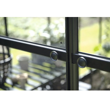 Gros plan d'une fenêtre de serre avec raccords ronds