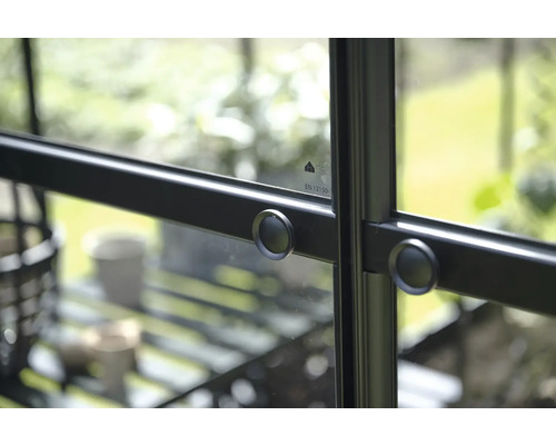 Gros plan d'une fenêtre de serre avec raccords ronds