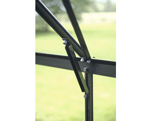 Gros plan d'une fenêtre de serre avec cadre noir