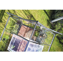 Vue de dessus d'une serre avec des plantes et des accessoires dans le jardin