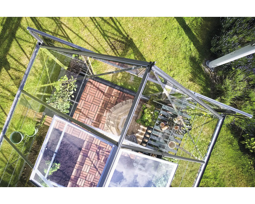 Vue de dessus d'une serre avec des plantes et des accessoires dans le jardin