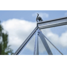 Vue détaillée d'une serre avec verre et cadre métallique