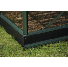 Vue détaillée des fondations d'une serre sur une pelouse