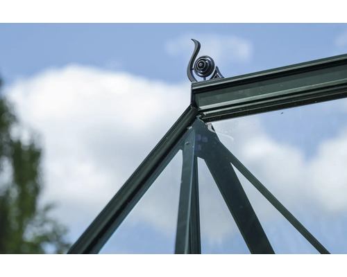 Gros plan d'une serre avec ornement de toit décoratif sur fond de ciel bleu