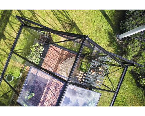 Vue de dessus d'une serre avec des plantes et du matériel de jardinage