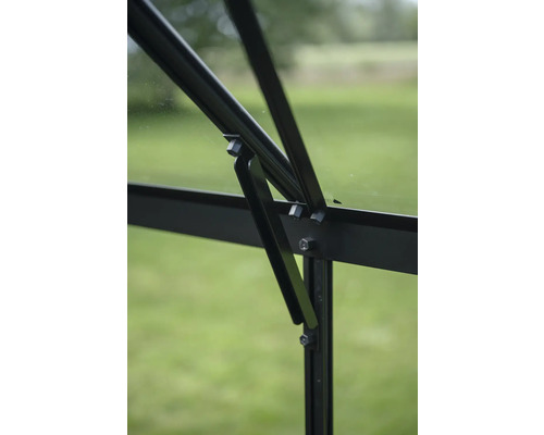 Vue détaillée d'une fenêtre de serre avec un cadre noir