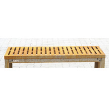 Metallbank mit Rosteffekt und Lüftungsschlitzen