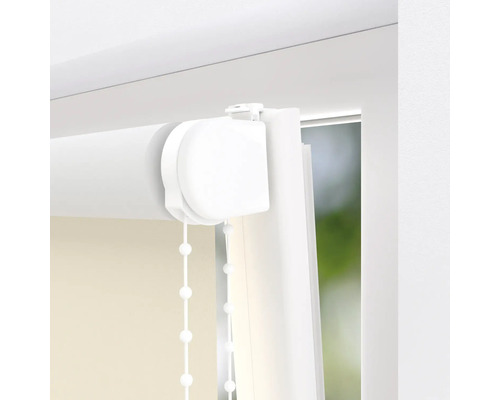 Detailansicht eines Rollos mit Kettenzug zur Fensterdekoration