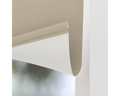 Detailansicht eines Rollos mit Kettenzug zur Fensterdekoration und zum Sonnenschutz