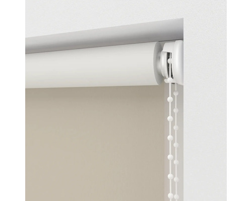 Detailansicht einer Rollos mit Kettenzug am Fenster