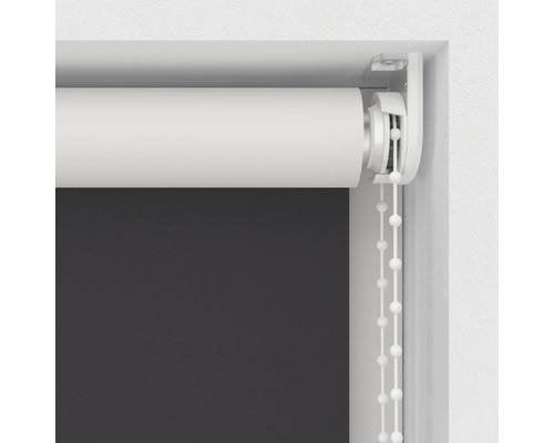 Rollo mit Kettenzug im Fensterrahmen