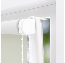 Detailansicht einer weißen Rollos mit Kettenzug in einem Fensterrahmen.