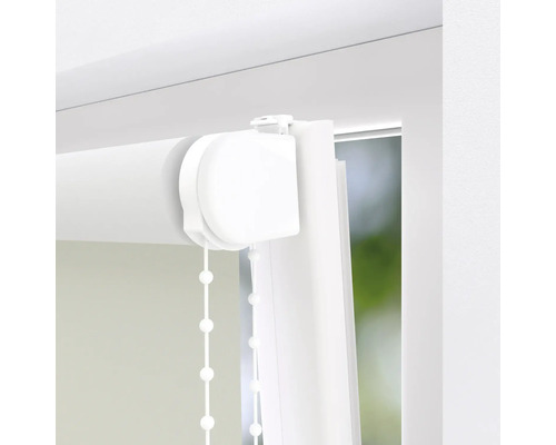 Detailansicht einer weißen Rollos mit Kettenzug in einem Fensterrahmen.