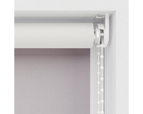 Rollo mit Kettenzug am Fenster