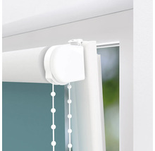 Detailansicht eines weißen Rollos mit Kettenzug am Fenster.