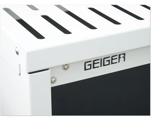 Detailansicht eines Serverschranks mit der Aufschrift Geiger.