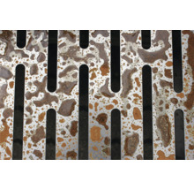 Detailaufnahme eines Abwasserkanals mit Rostflecken.