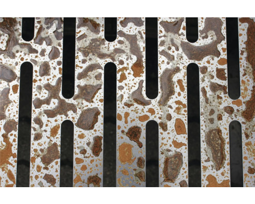 Detailaufnahme eines Abwasserkanals mit Rostflecken.