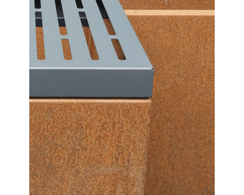 Detailansicht einer Bank mit Sitzfläche aus Metall und einer Basis aus Cortenstahl