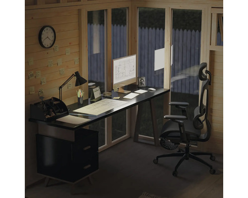 Bureau dans une cabane de jardin avec bureau, chaise de bureau et ordinateur