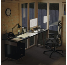Espace de travail de bureau avec bureau, chaise de bureau et ordinateur dans une maison en bois.