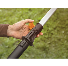 Gros plan d'une personne actionnant le mécanisme de verrouillage d'une perche télescopique