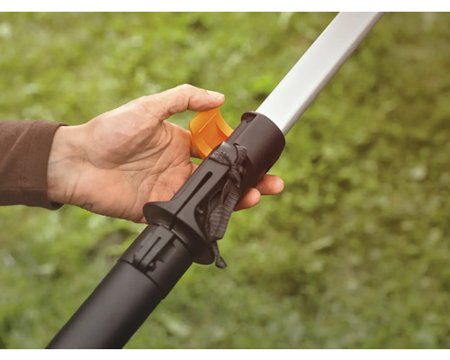 Gros plan d'une personne actionnant le mécanisme de verrouillage d'une perche télescopique