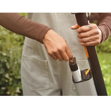 Coupe-bordures à batterie avec chargeur en utilisation