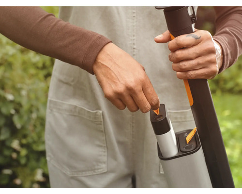 Coupe-bordures à batterie avec chargeur en utilisation