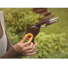 Utilisation d'une cisaille à arbustes avec manche dans le jardin